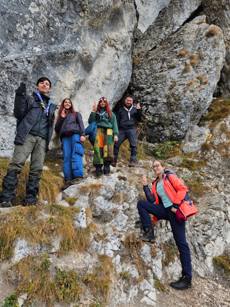 Seară la cabană în timpul unui hike