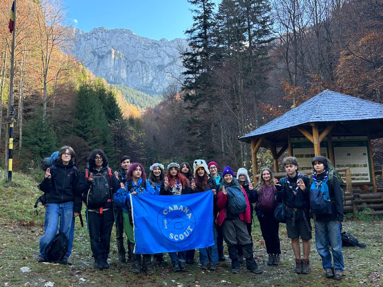 Grup de exploratori la Piatra Craiului